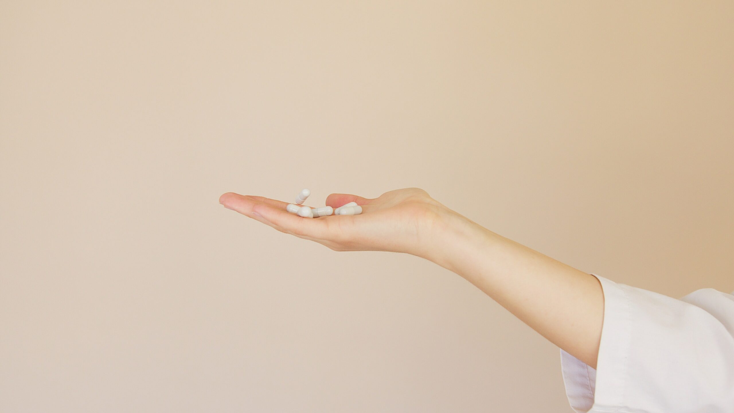 hand-holding-white-pills