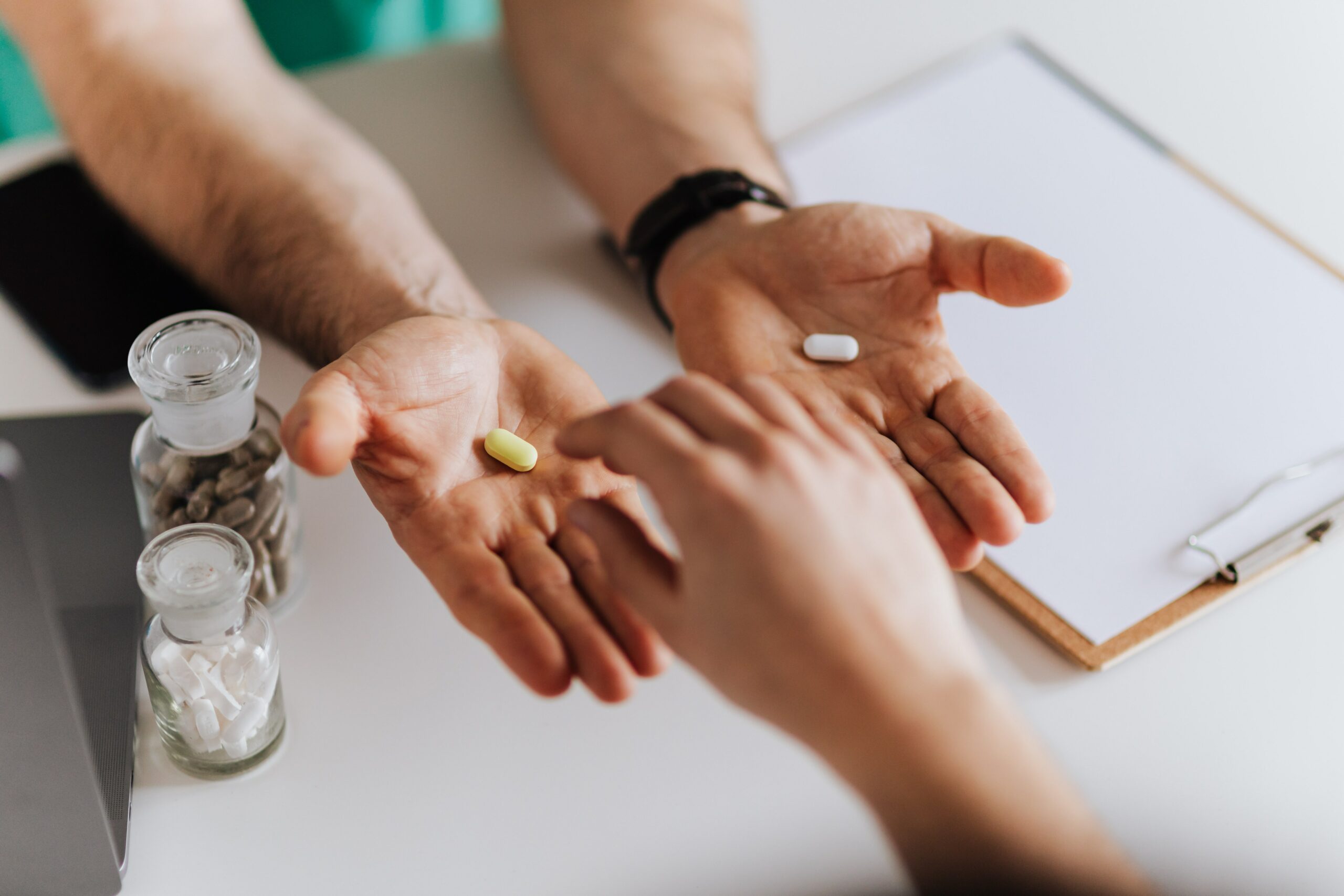 hand-holding-white-and-yellow-pill